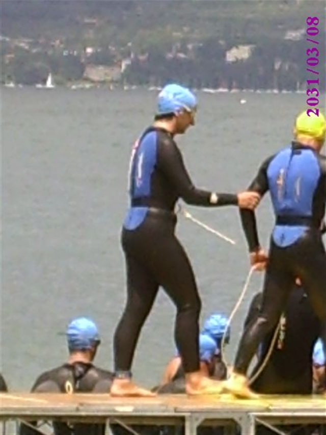 Alberto e Claudio entrano in acqua